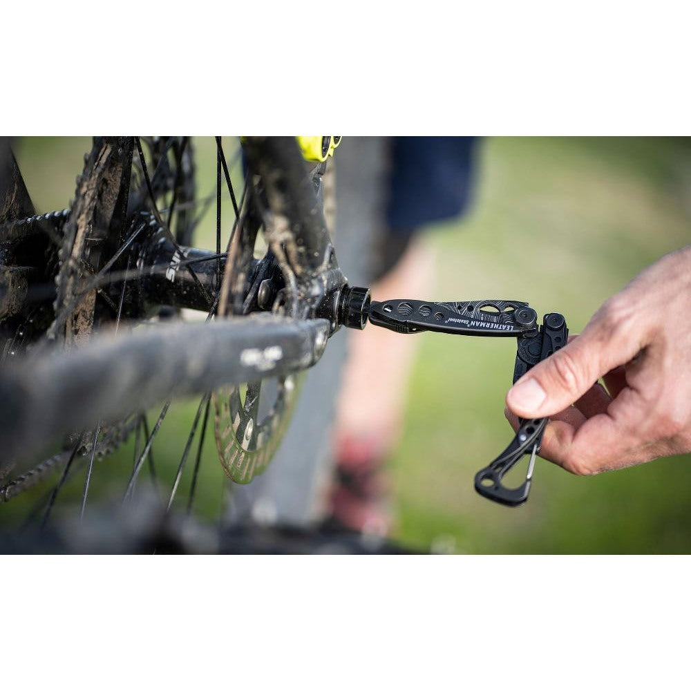 Leatherman Skeletool – in-use lifestyle view