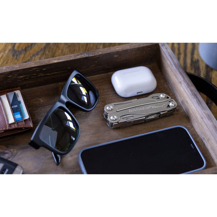 Leatherman Wingman – in-use lifestyle view