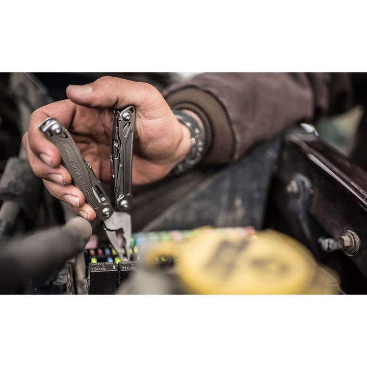 Leatherman Wingman – in-use lifestyle view